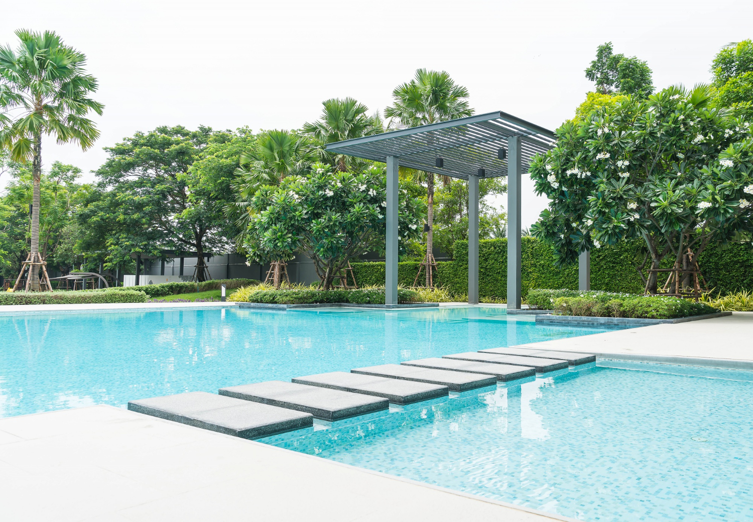 É possível tratar a piscina sem cloro Entenda