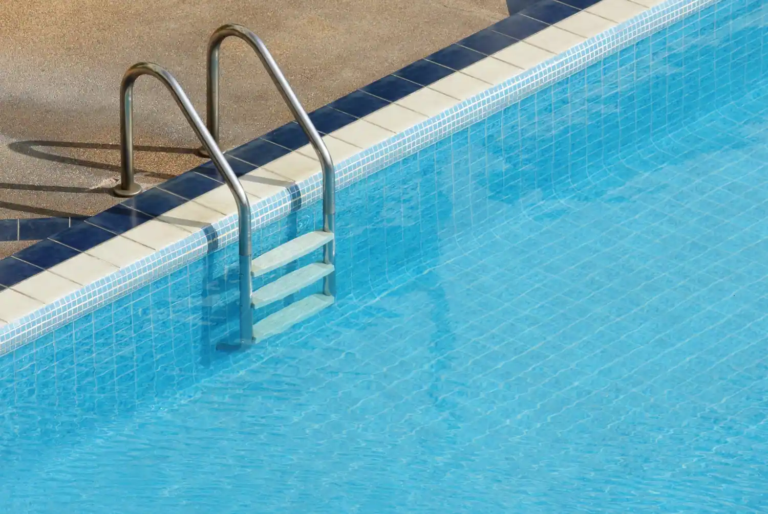 Saiba como descobrir vazamento na piscina e o que fazer