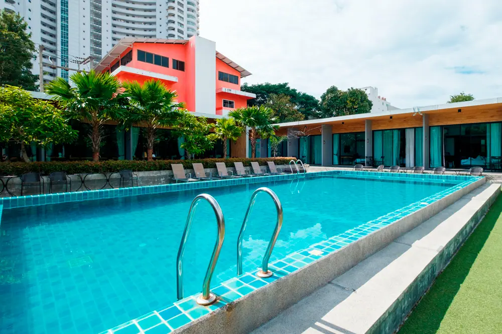 Como melhorar o visual da piscina do seu condomínio