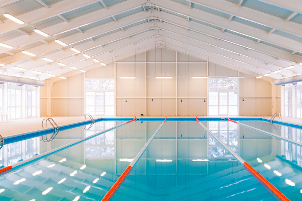 Saiba por que segurança e manutenção são fundamentais para o bom uso da piscina em clube, garantindo a satisfação dos usuários.