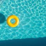 Saiba como fazer o tratamento de água de piscina de forma correta, as etapas, os produtos ideais e os cuidados certos.