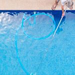 Saiba como fazer a limpeza de piscinas e mantenha a água cristalina com cuidados simples e produtos recomendados.