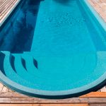 Descubra os cuidados essenciais para manter sua piscina de fibra sempre em ótimo estado e como a manutenção correta preserva o equipamento.