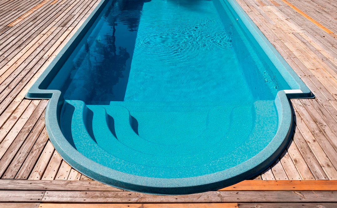 Descubra os cuidados essenciais para manter sua piscina de fibra sempre em ótimo estado e como a manutenção correta preserva o equipamento.