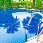 Descubra quais são os 5 produtos HTH essenciais para limpar e manter a água da piscina cristalina e pronta para momentos de diversão.