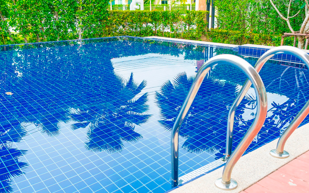 Descubra quais são os 5 produtos HTH essenciais para limpar e manter a água da piscina cristalina e pronta para momentos de diversão.