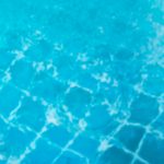 Descubra como tratar água turva na piscina com passos simples e eficazes. Veja como usar os produtos certos para recuperar a transparência.