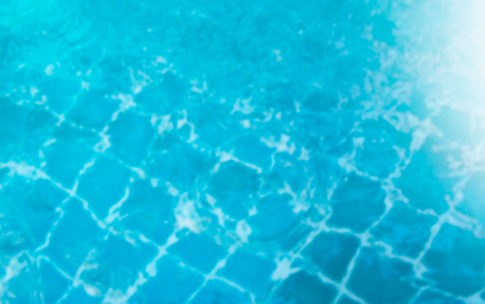 Descubra como tratar água turva na piscina com passos simples e eficazes. Veja como usar os produtos certos para recuperar a transparência.