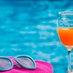 Veja 3 cuidados essenciais com a piscina no verão e evite água verde, desperdício de produtos e problemas na temporada mais quente do ano.