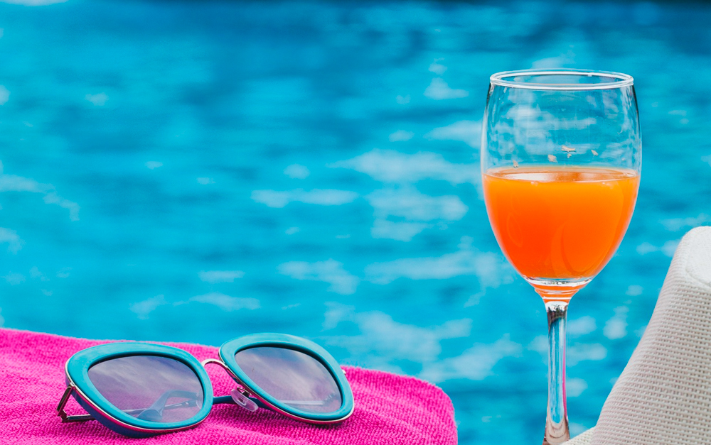 Veja 3 cuidados essenciais com a piscina no verão e evite água verde, desperdício de produtos e problemas na temporada mais quente do ano.