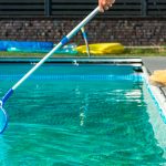 Contratar um profissional para manutenção de piscina garante mais segurança, economia, durabilidade da estrutura. Saiba mais!