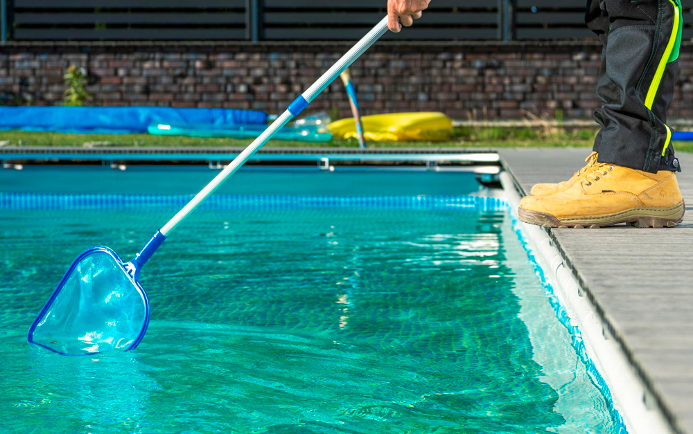 Contratar um profissional para manutenção de piscina garante mais segurança, economia, durabilidade da estrutura. Saiba mais!
