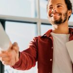 Saiba o que considerar ao contratar uma empresa de limpeza de piscinas e veja como a escolha certa traz segurança e durabilidade.