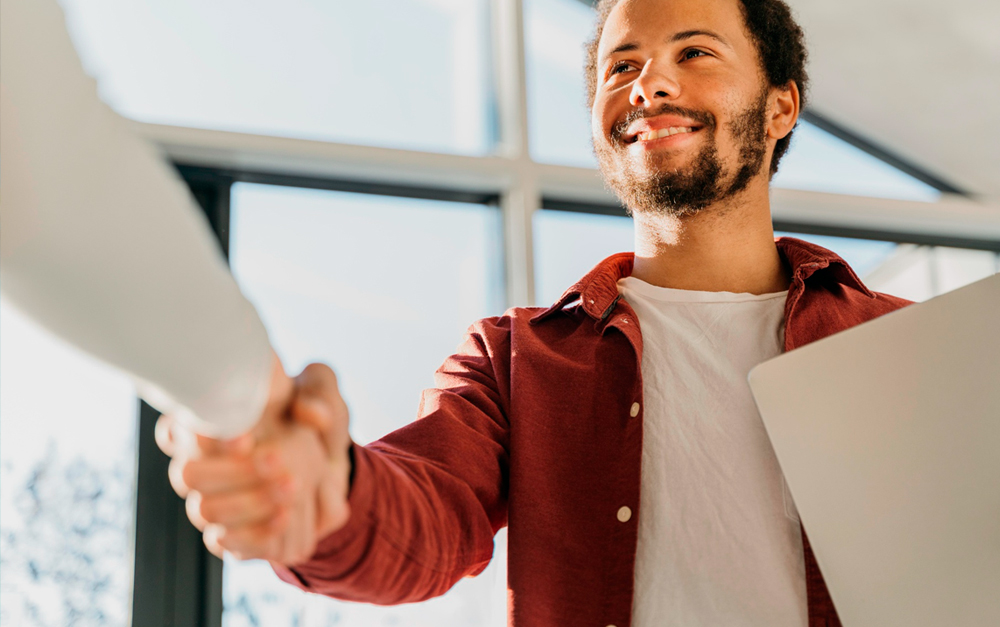 Saiba o que considerar ao contratar uma empresa de limpeza de piscinas e veja como a escolha certa traz segurança e durabilidade.