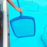 Aprenda como cuidar da piscina com rotina diária, semanal e mensal. Dicas de pH, cloro e manutenção no inverno para água limpa e segura.