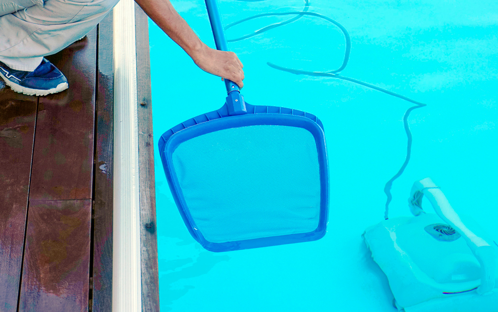 Aprenda como cuidar da piscina com rotina diária, semanal e mensal. Dicas de pH, cloro e manutenção no inverno para água limpa e segura.